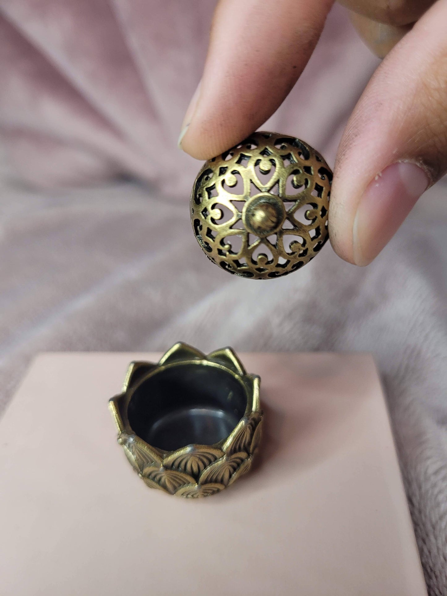 Mini lotus incence holder