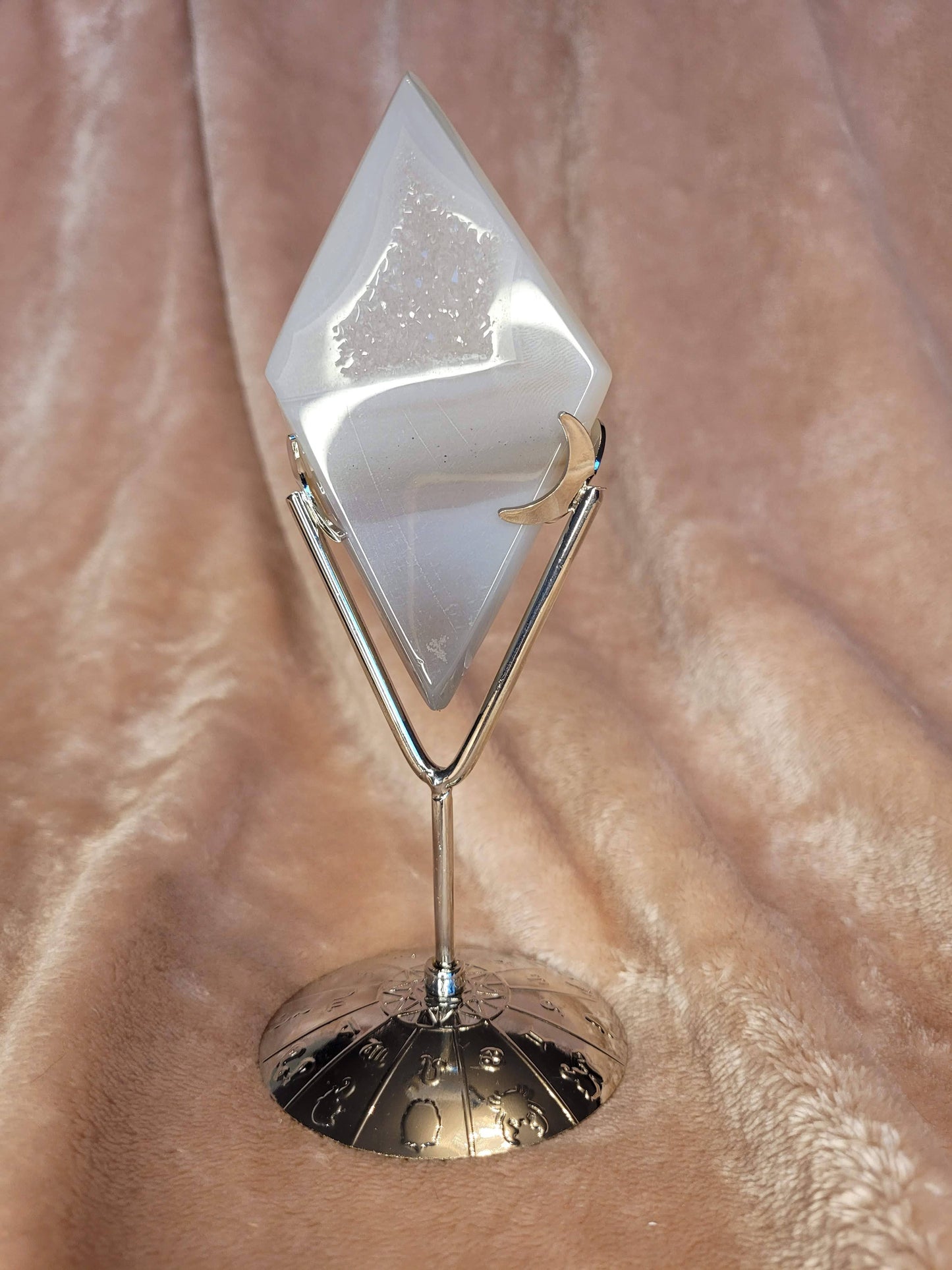 Druzy Agate diamond with stand