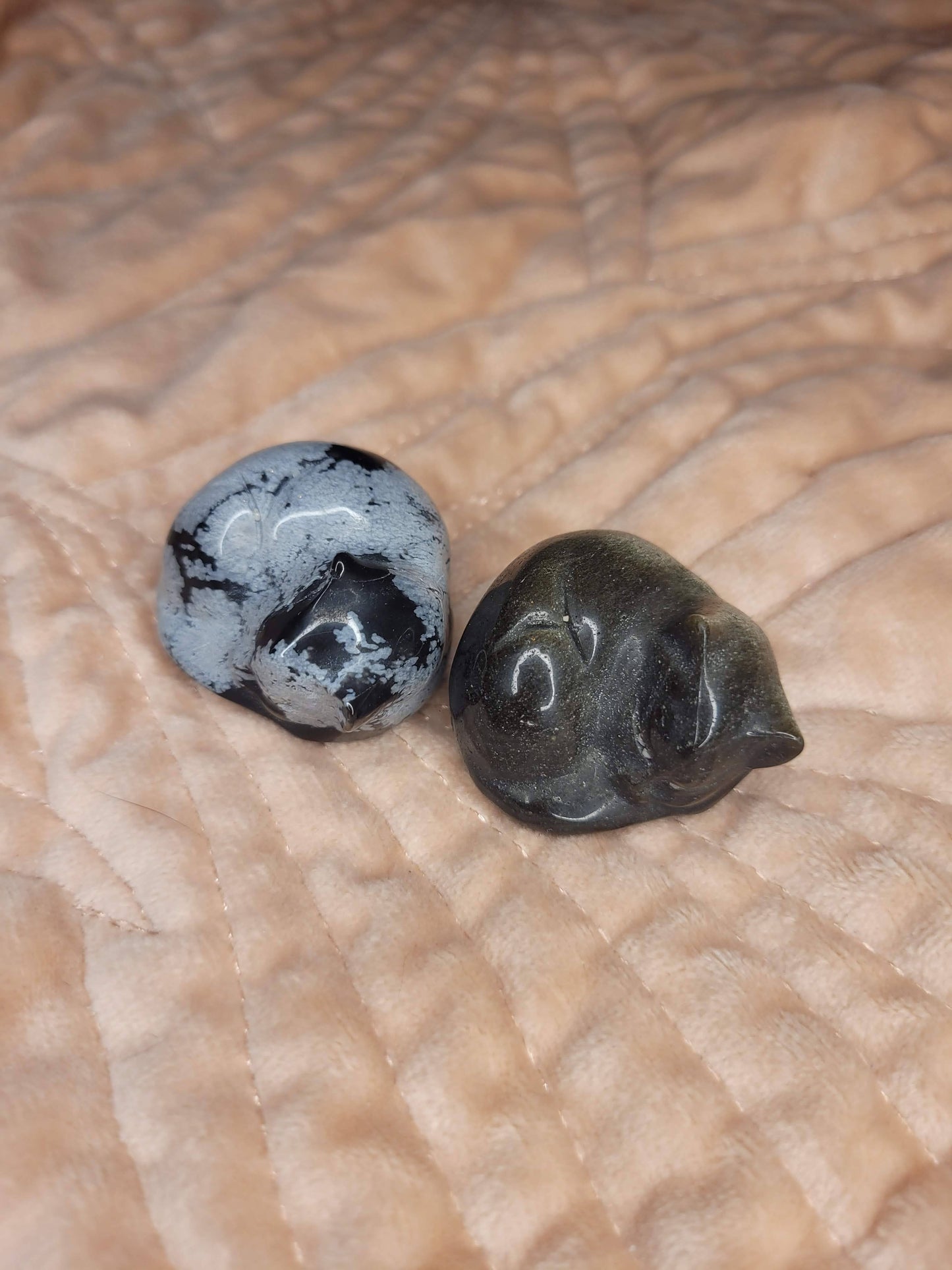 Obsidian cat carving