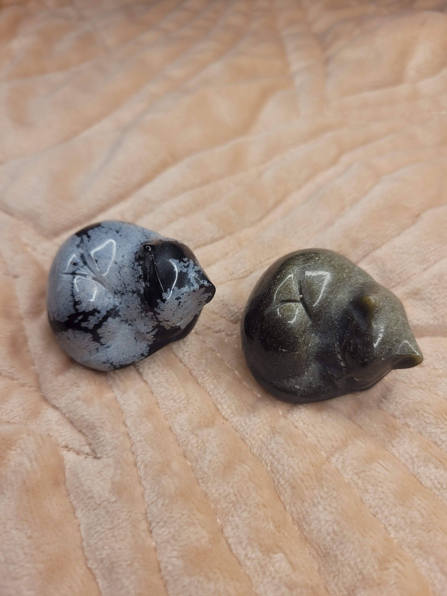 Obsidian cat carving