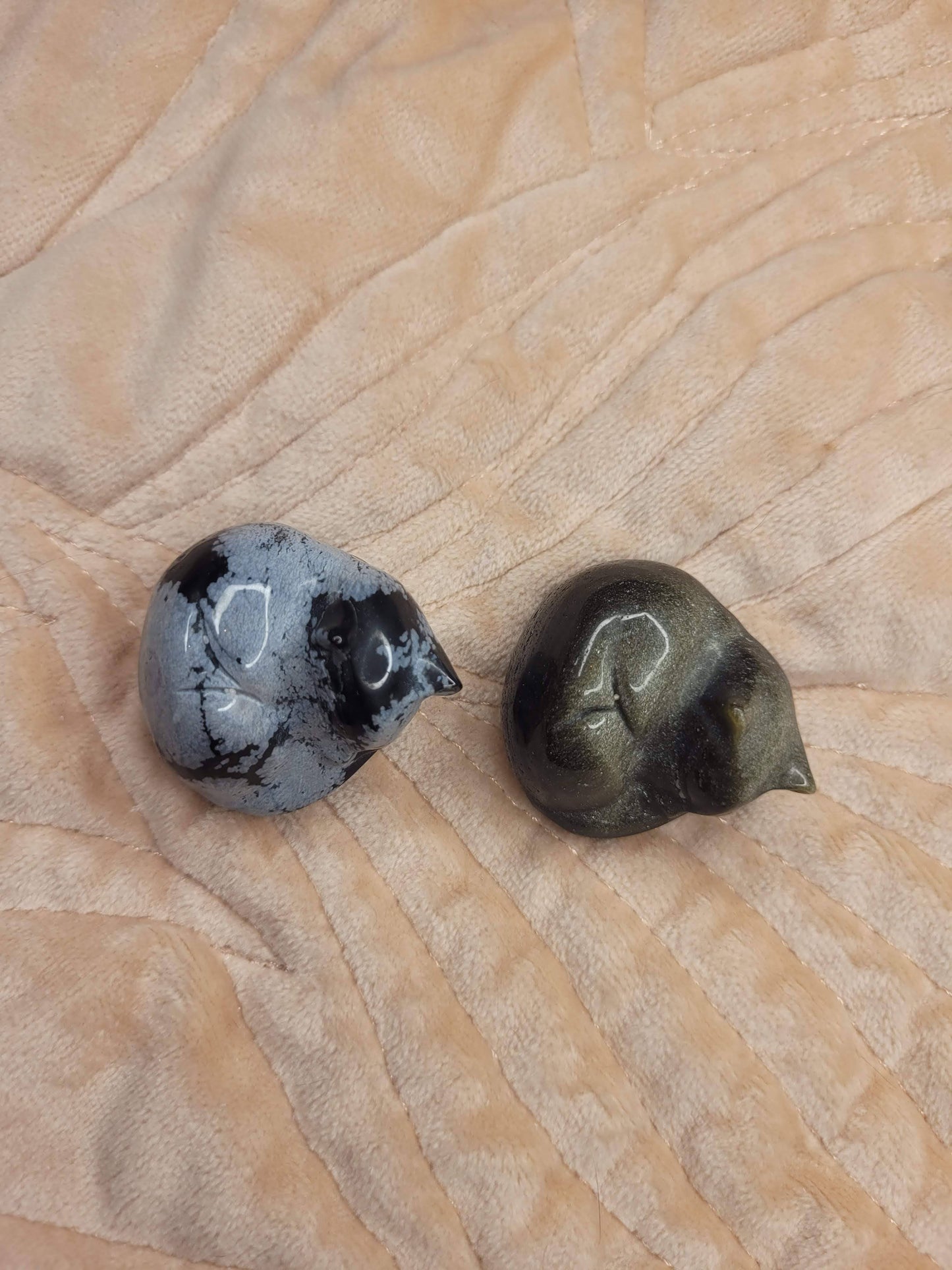 Obsidian cat carving